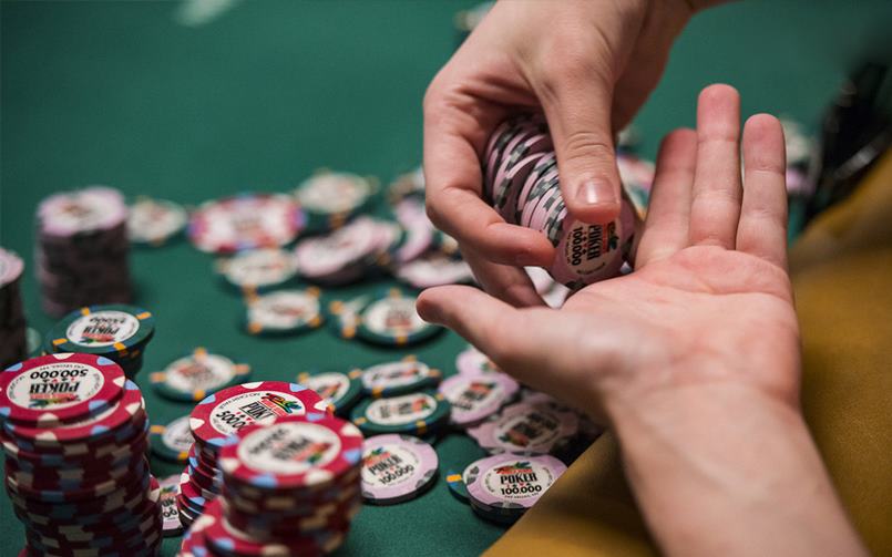 Những lợi ích khi chơi bluff trong poker là gì